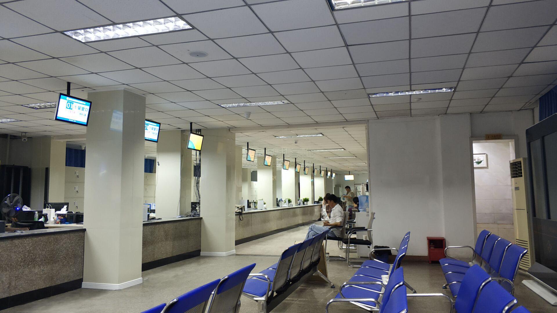  四川宜賓市智慧社會(huì)保障局服務(wù)中心排隊(duì)系統(tǒng)之前面窗口LED屏安裝配置