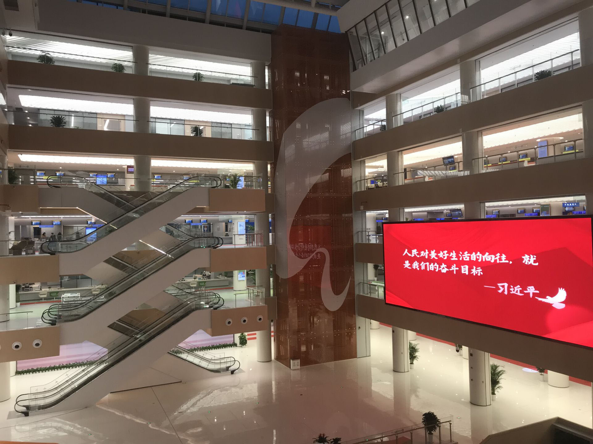 成都高新區(qū)智慧政務(wù)新大廳排隊(duì)系統(tǒng)及信發(fā)系統(tǒng)和填單系統(tǒng)正式上線投入使用。效果圖