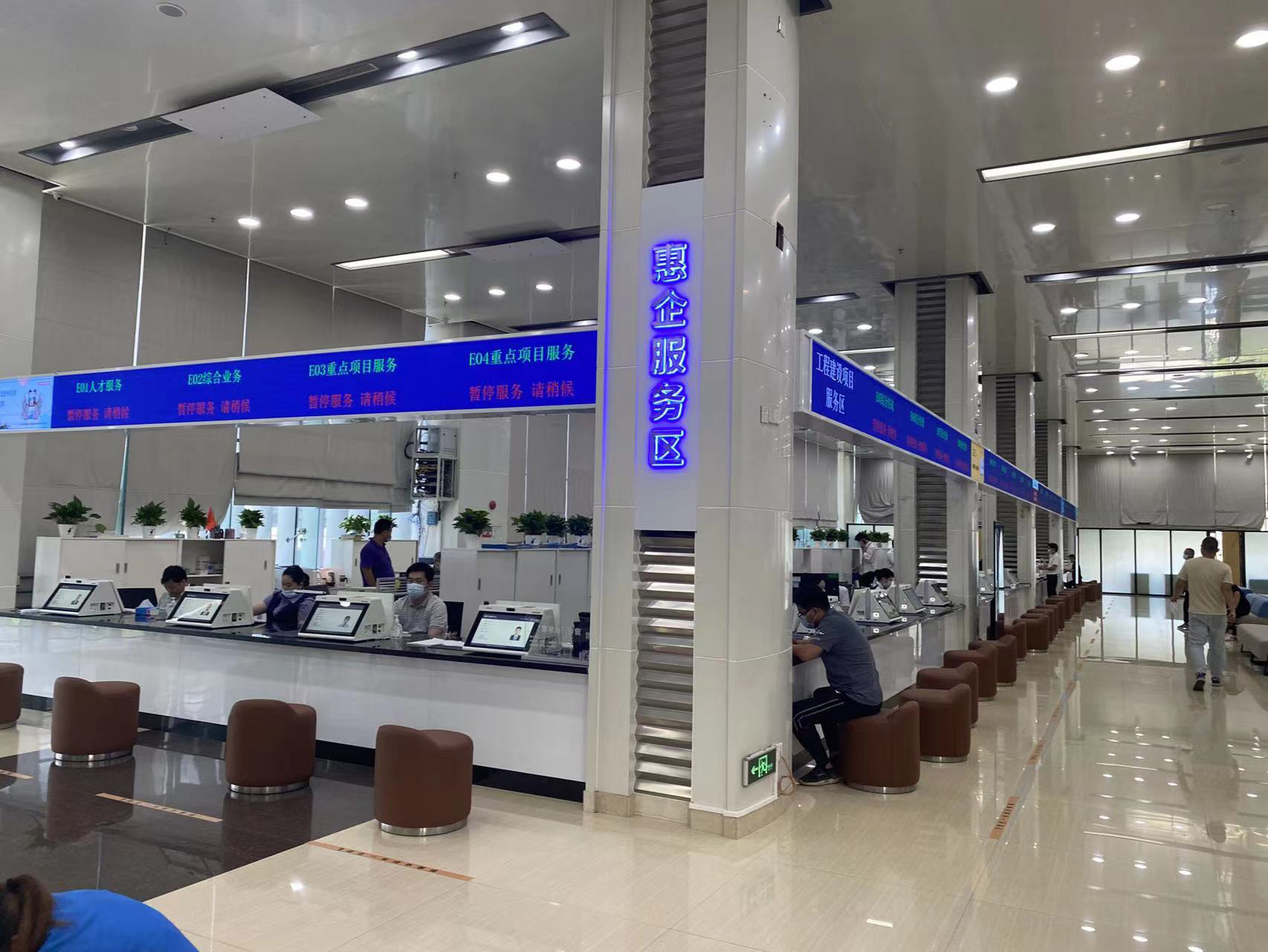 惠州博羅縣政務中心排隊叫號機上線,助力政務大廳高效辦公。效果圖