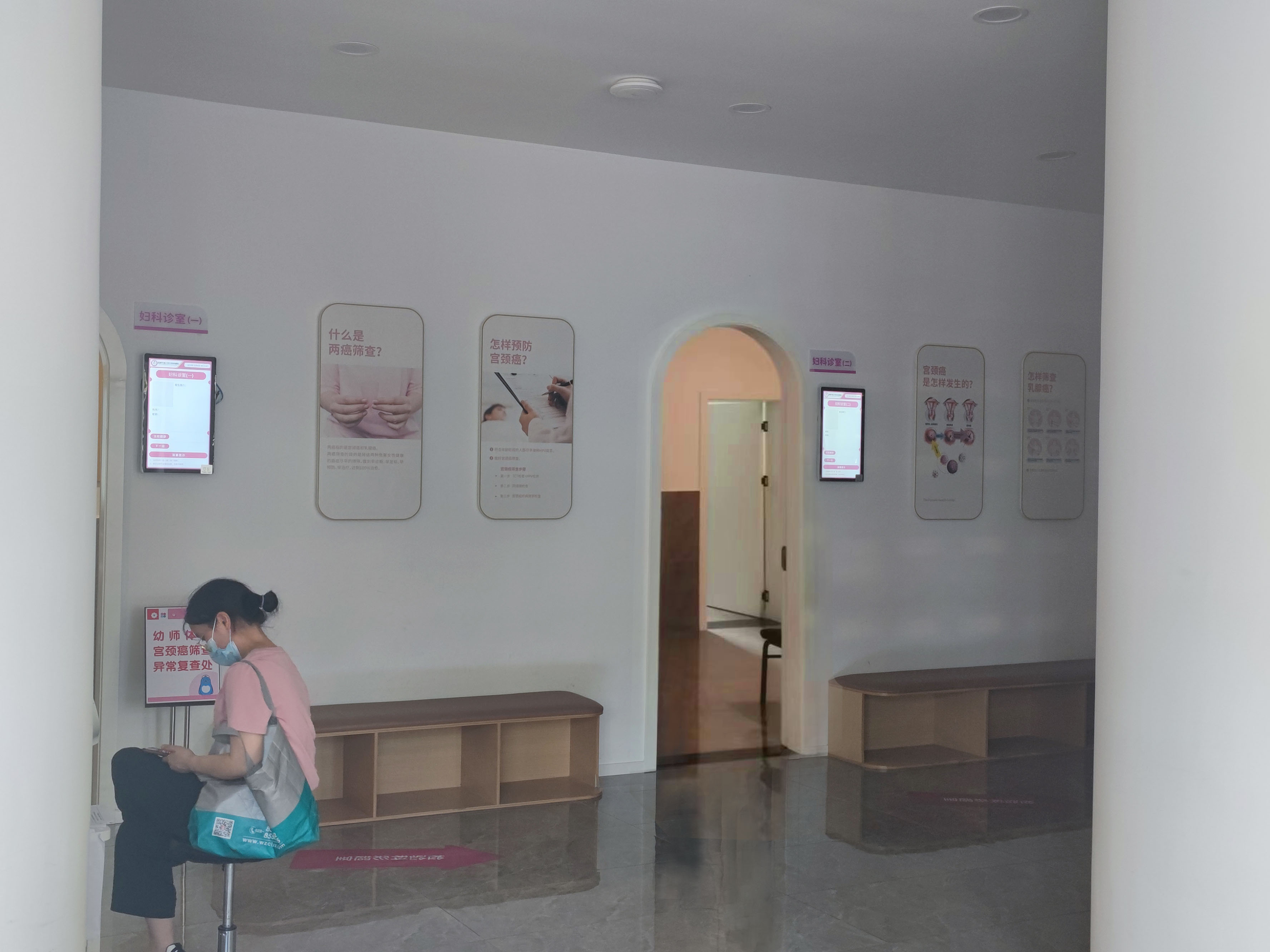 成都市溫江婦幼保健院智慧導檢上線投入使用效果圖