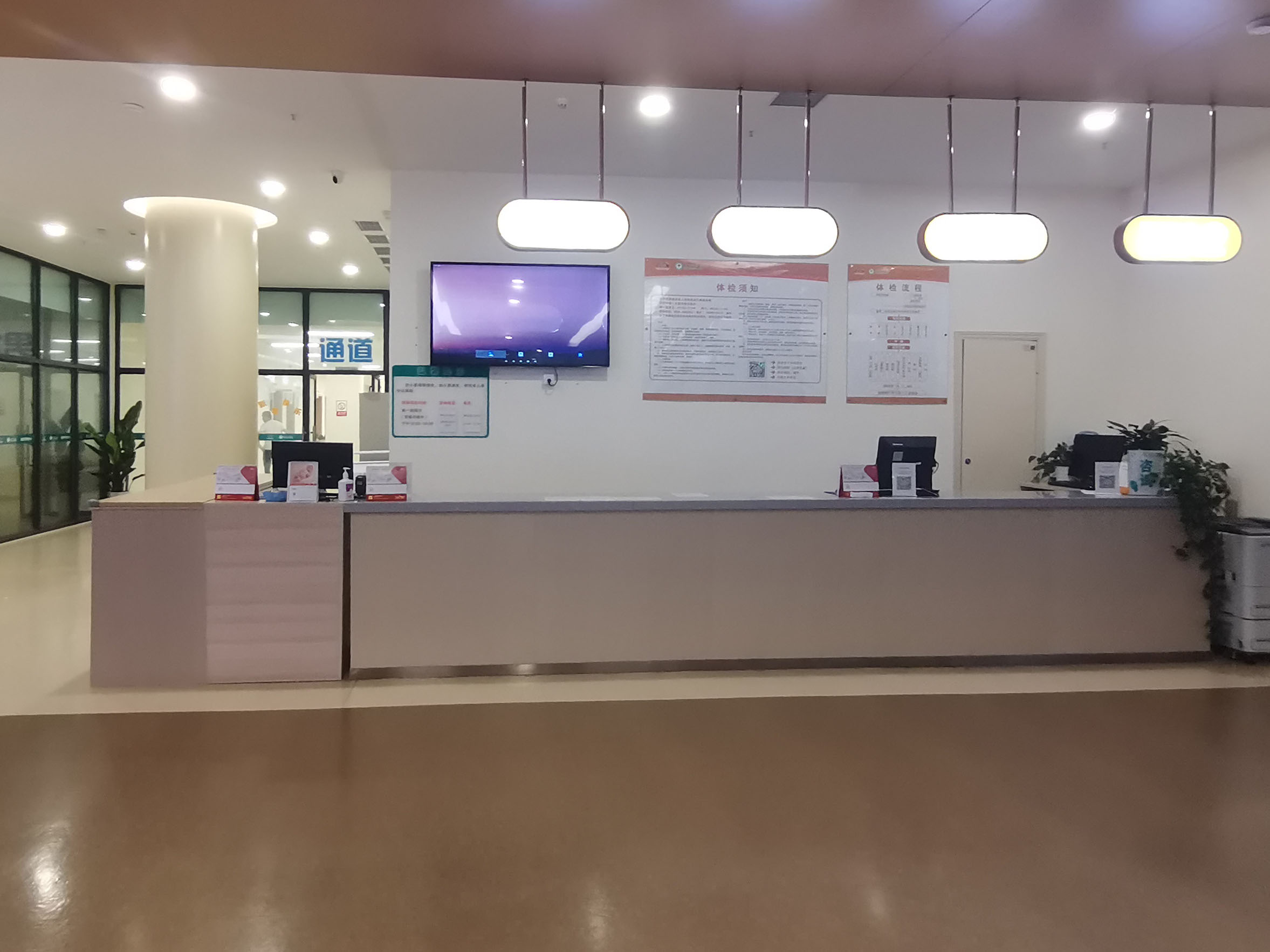 智能分診系統(tǒng)設備配套助力四川雅安市人民醫(yī)院的智能化醫(yī)療革新。效果圖